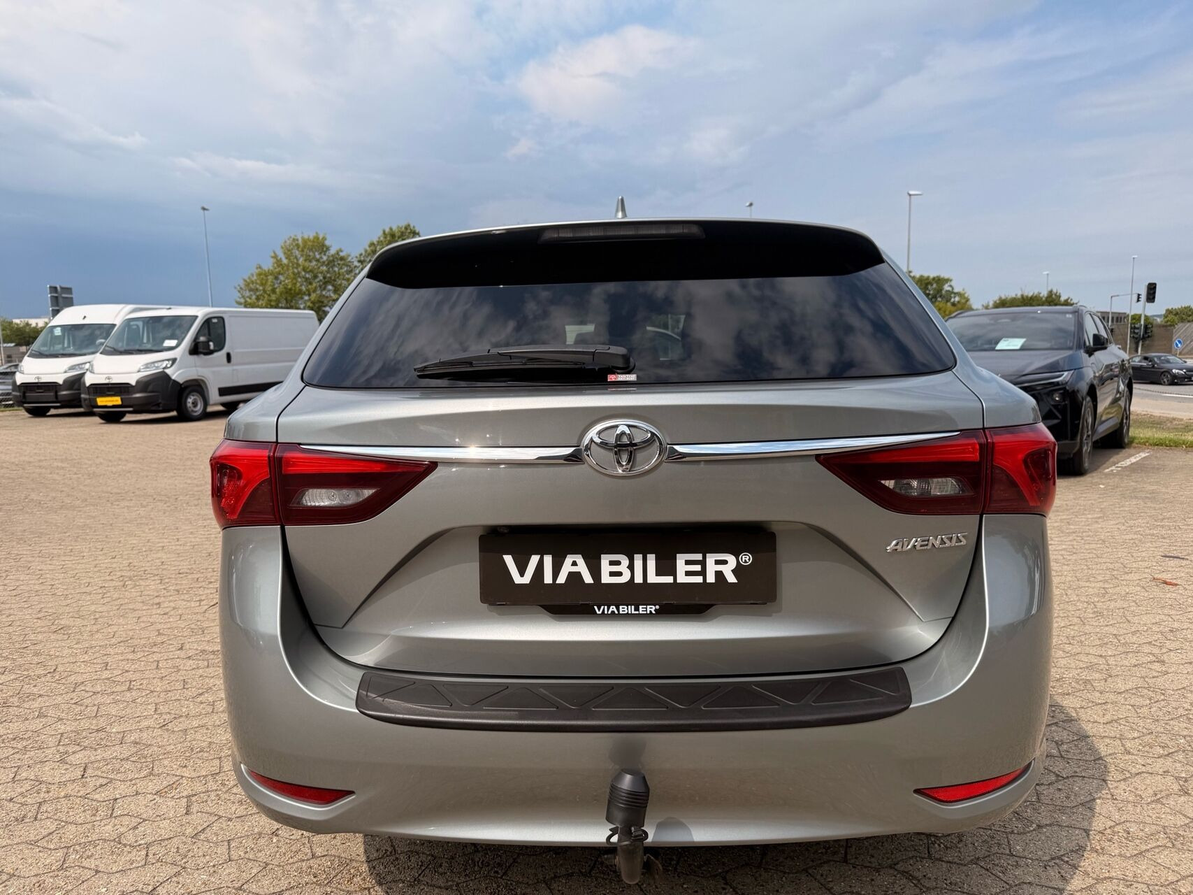 Grå Toyota Avensis fra 2018