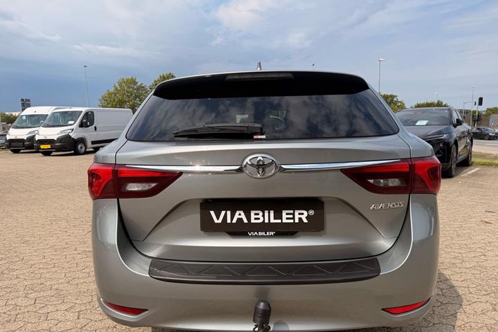Grå Toyota Avensis fra 2018