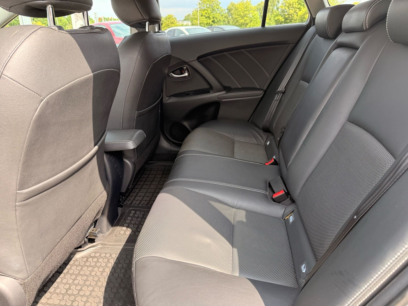 Grå Toyota Avensis fra 2018