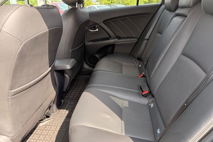 Grå Toyota Avensis fra 2018