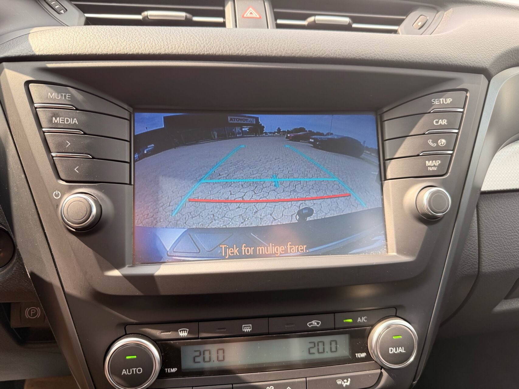 Grå Toyota Avensis fra 2018