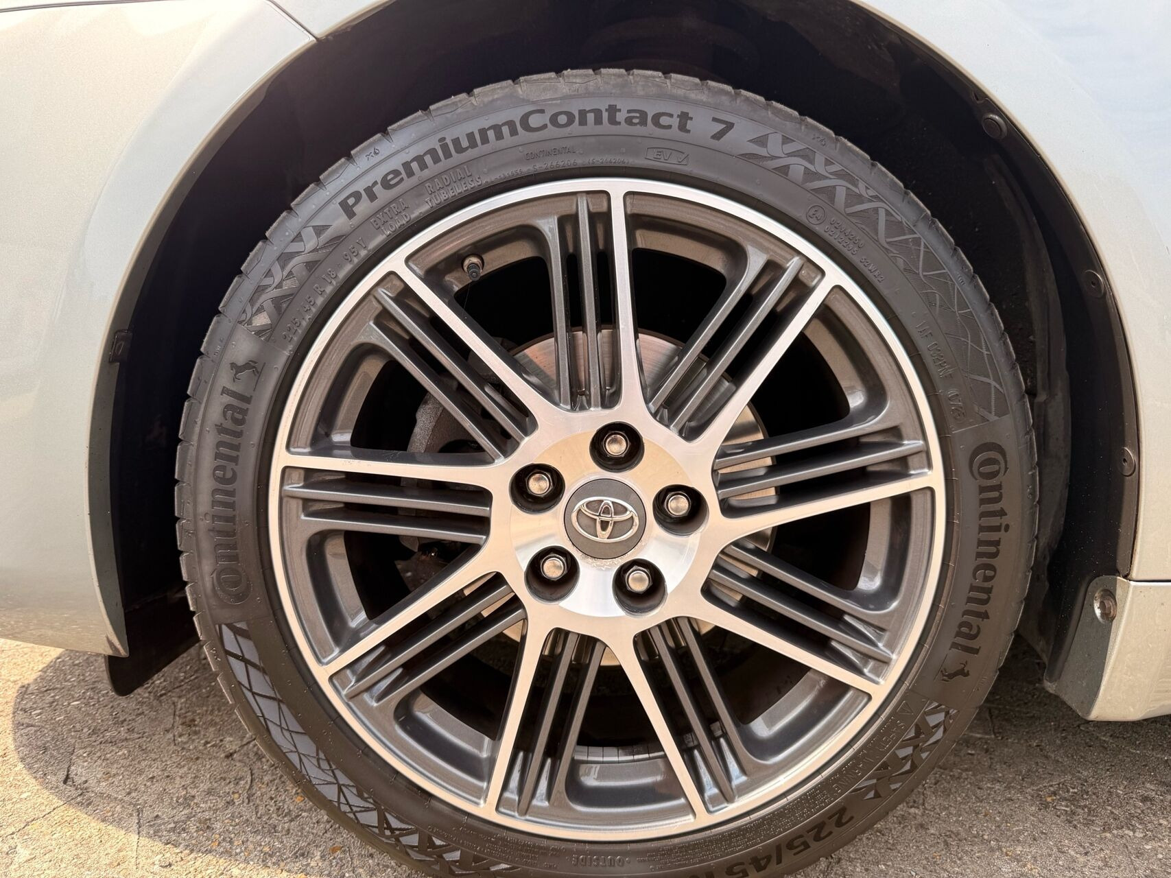 Grå Toyota Avensis fra 2018