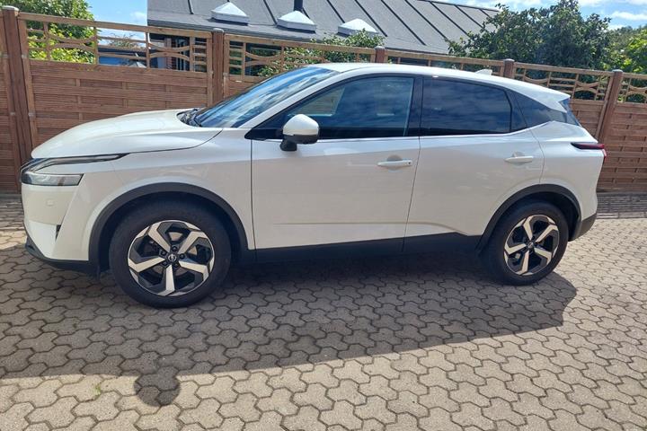 Hvid Nissan Qashqai fra 2021