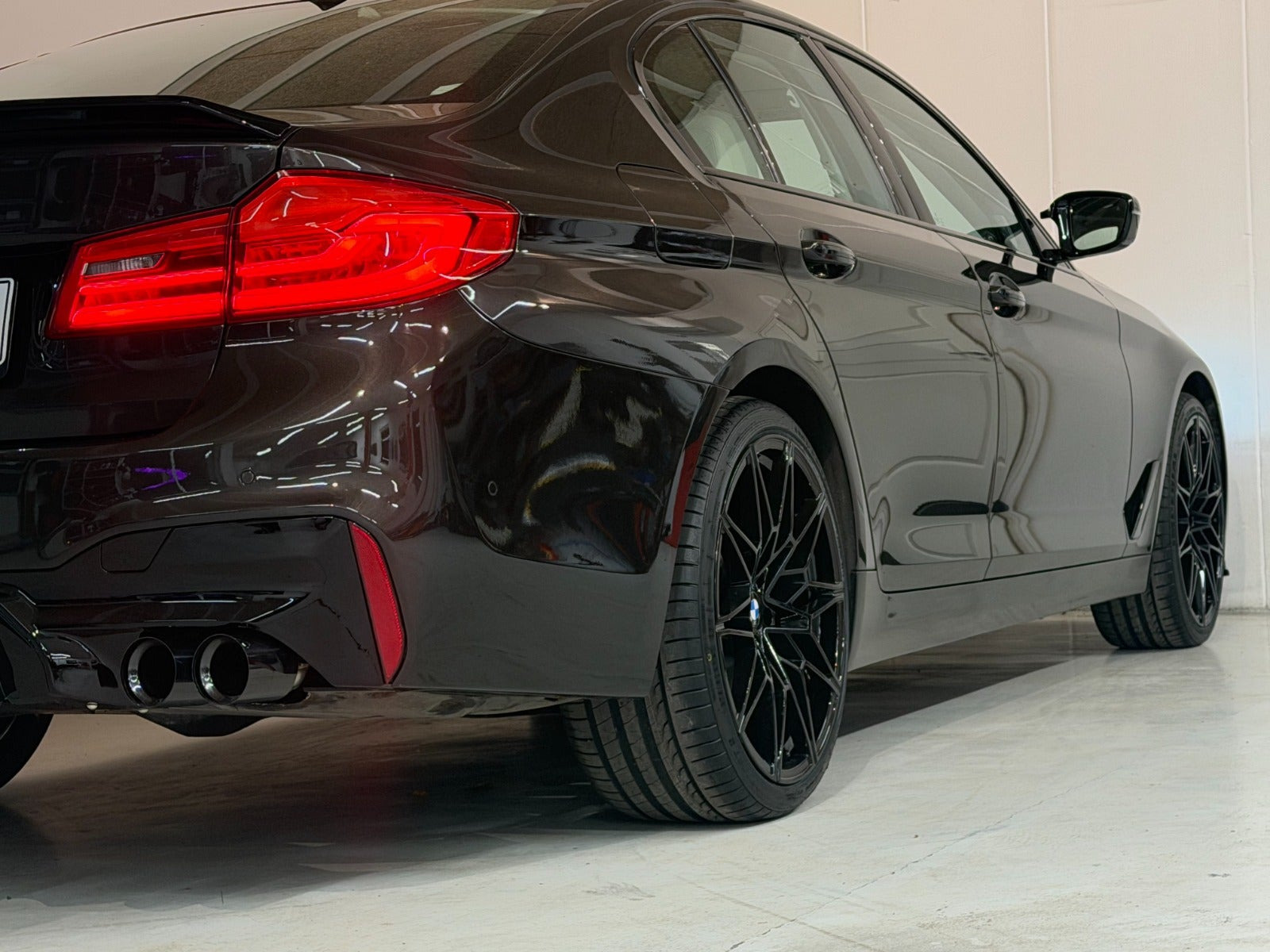 Rød BMW 530d fra 2017
