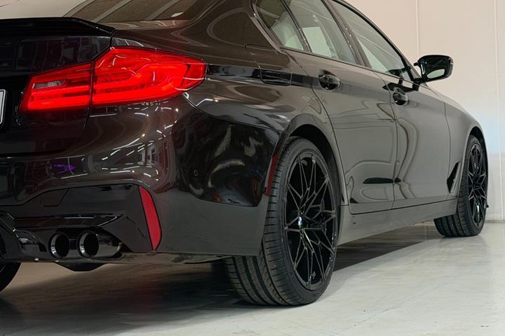 Rød BMW 530d fra 2017
