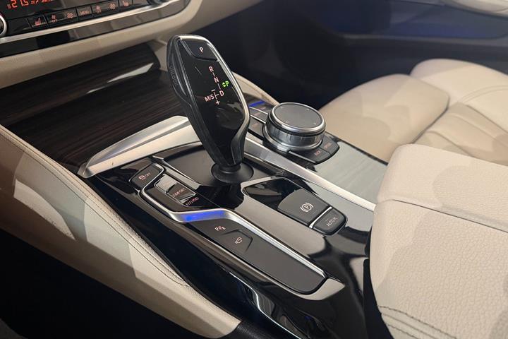 Rød BMW 530d fra 2017