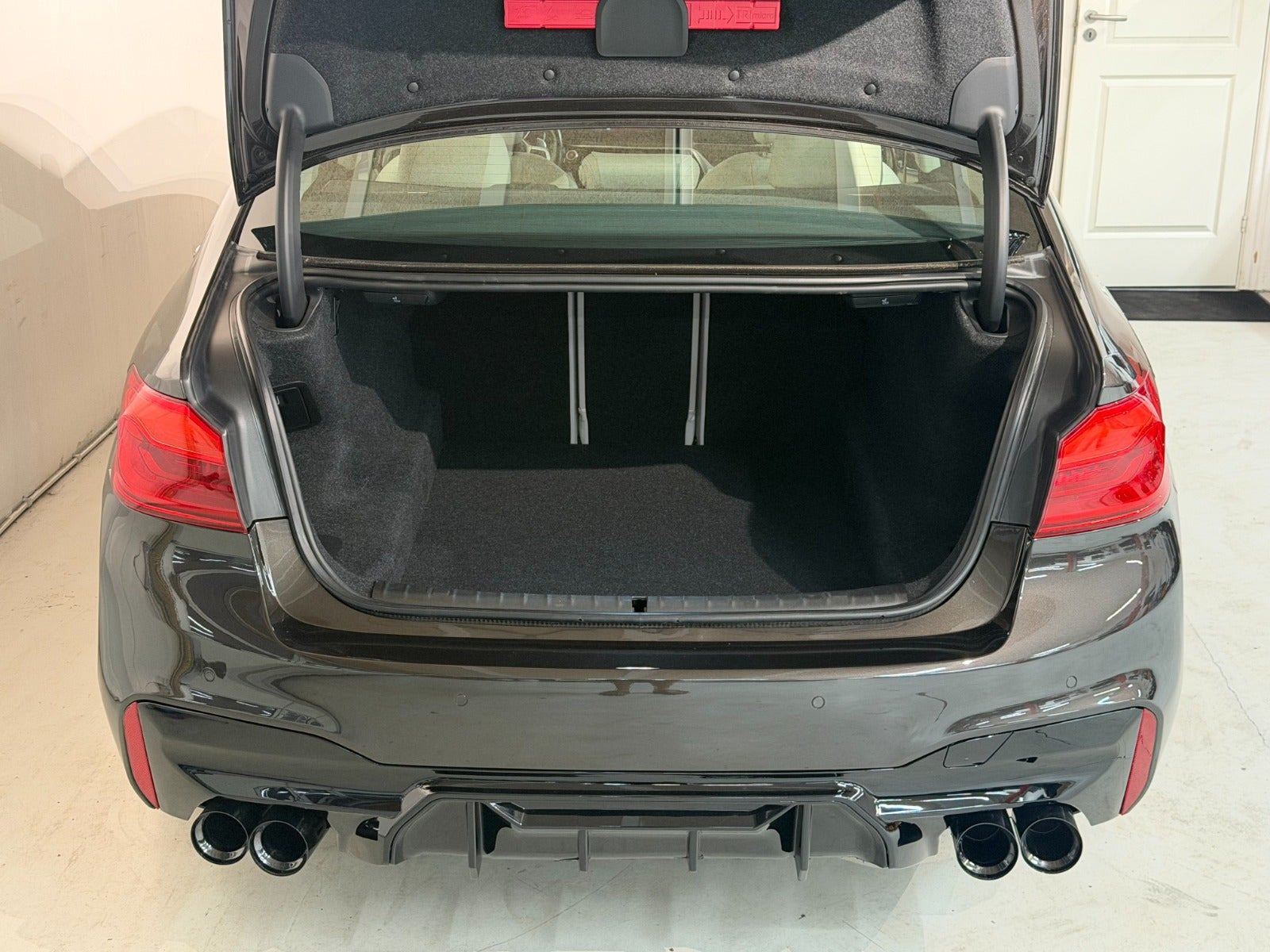 Rød BMW 530d fra 2017
