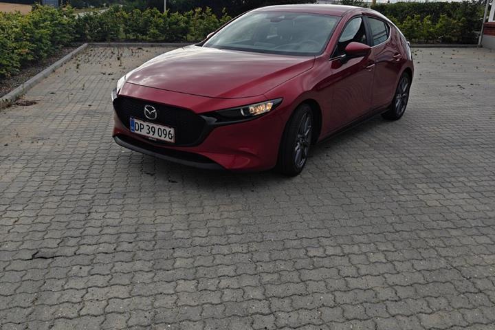 Rød Mazda 3 fra 2021