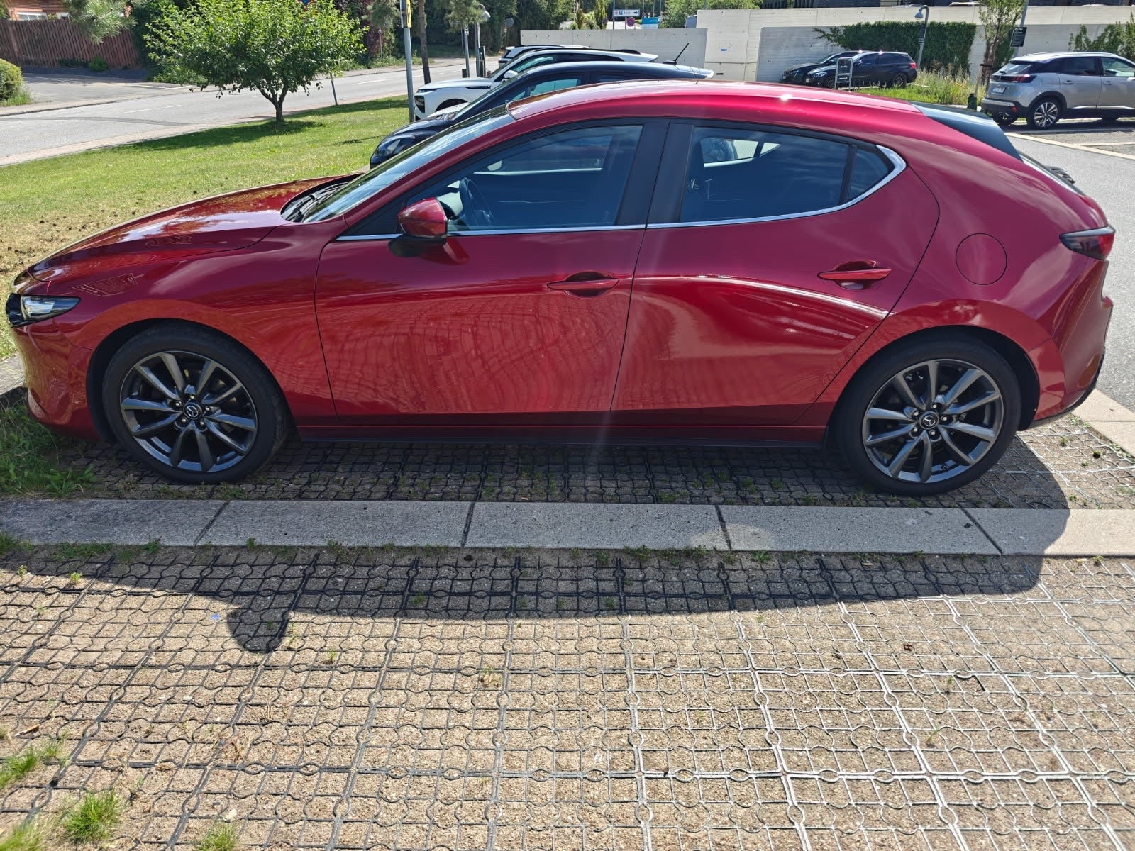 Rød Mazda 3 fra 2021