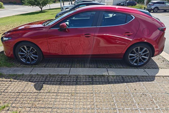 Rød Mazda 3 fra 2021
