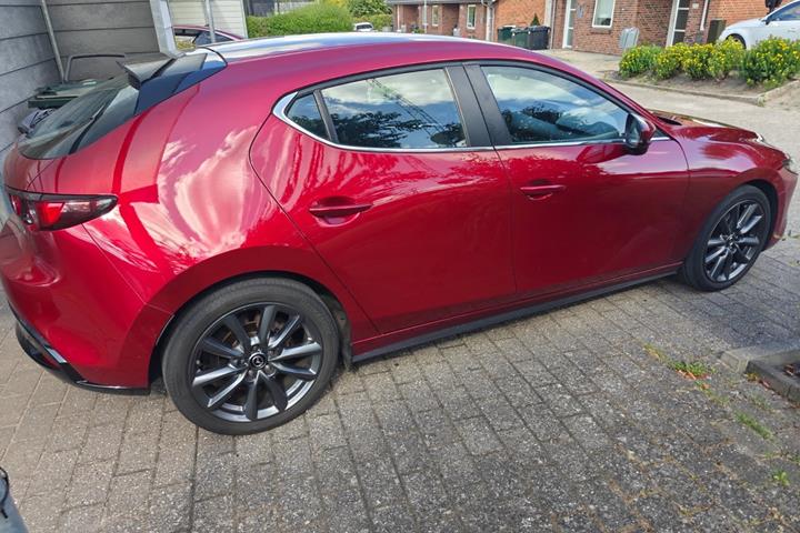 Rød Mazda 3 fra 2021