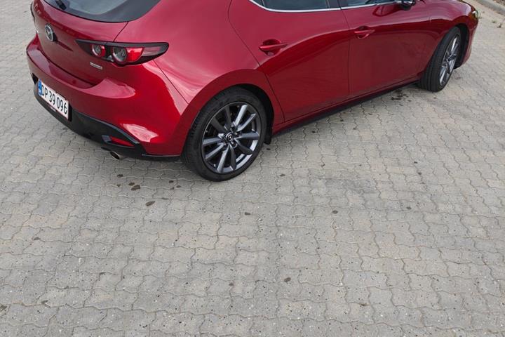 Rød Mazda 3 fra 2021