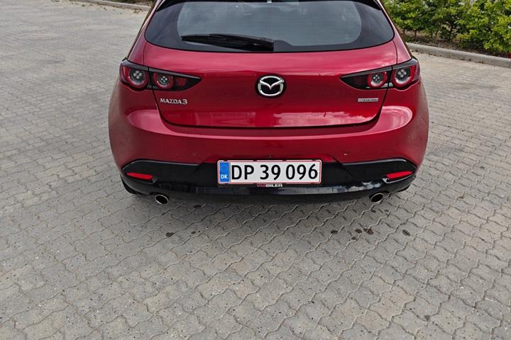 Rød Mazda 3 fra 2021