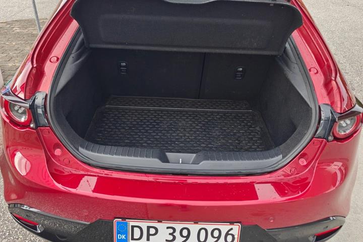 Rød Mazda 3 fra 2021