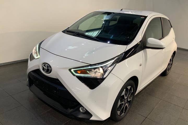 Hvid Toyota Aygo fra 2020 set udefra