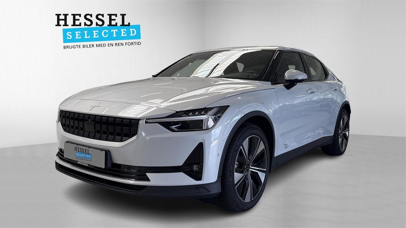 Grå Polestar 2 fra 2023 set udefra