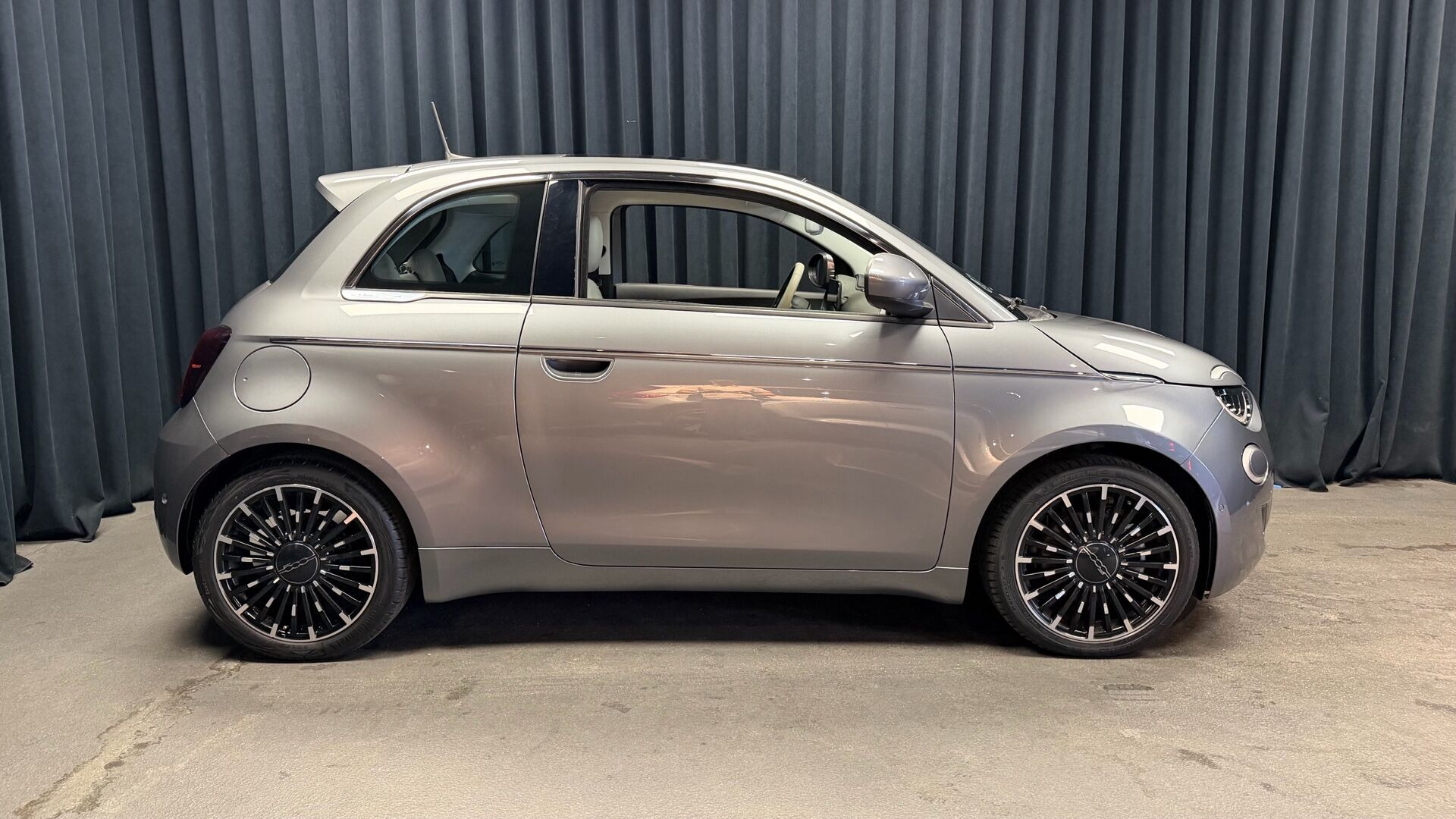 Grå Fiat 500e fra 2020