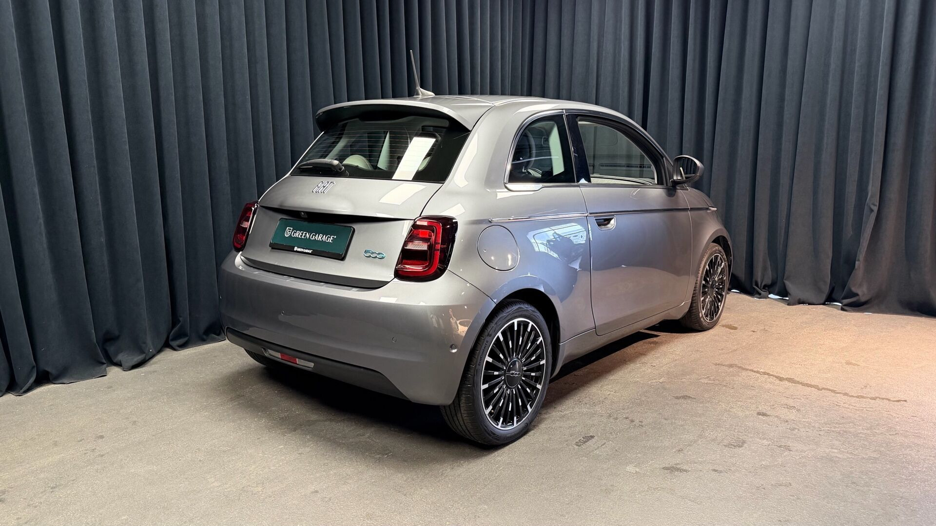 Grå Fiat 500e fra 2020