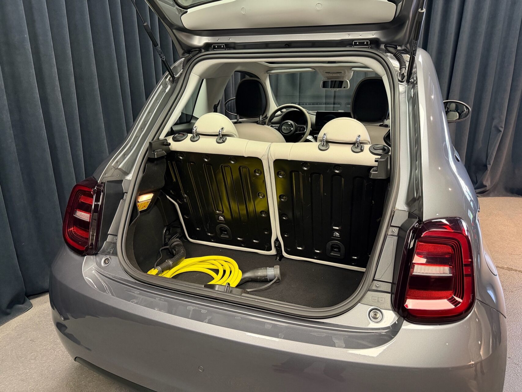 Grå Fiat 500e fra 2020