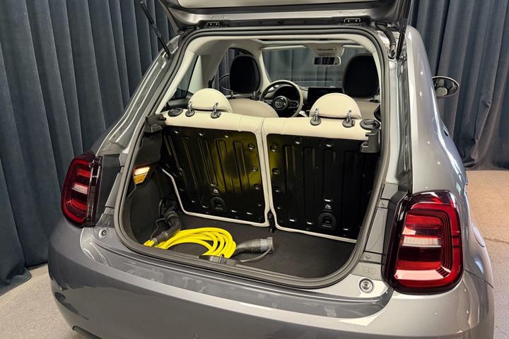 Grå Fiat 500e fra 2020