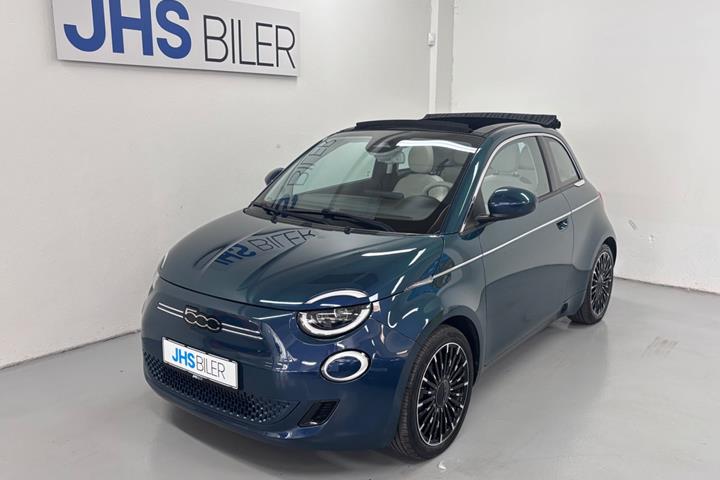 Grøn Fiat 500e fra 2023 set udefra