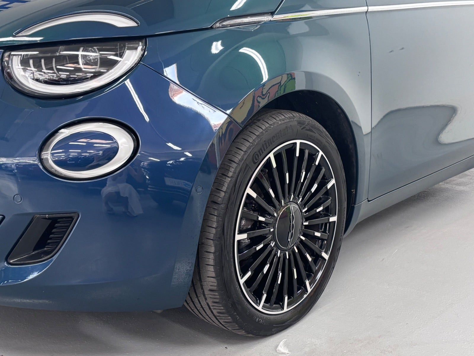 Grøn Fiat 500e fra 2023
