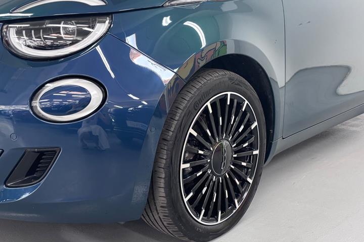 Grøn Fiat 500e fra 2023