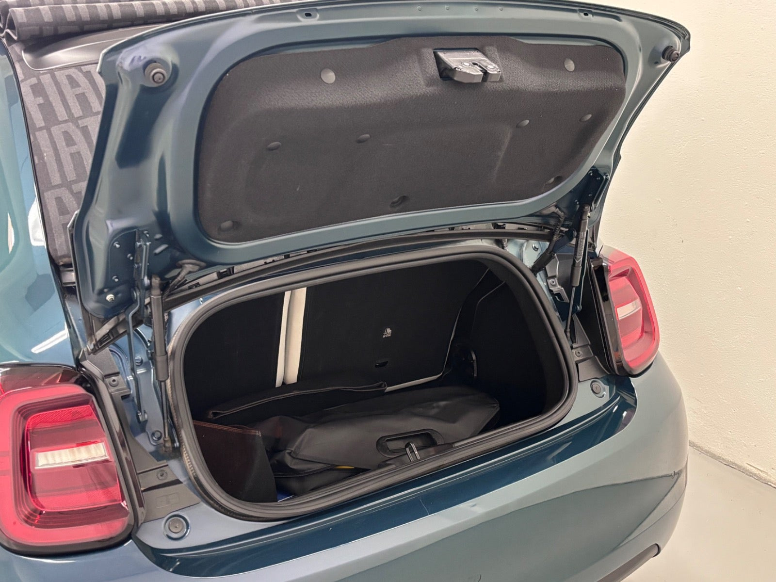 Grøn Fiat 500e fra 2023