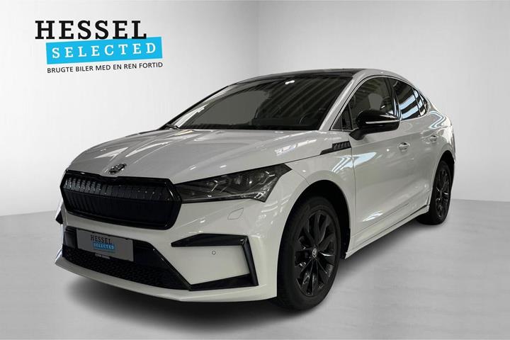 Hvid Skoda Enyaq fra 2023 set udefra