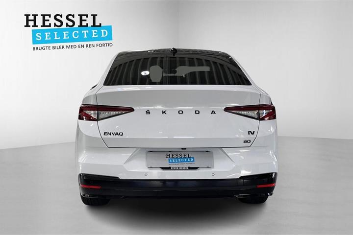 Hvid Skoda Enyaq fra 2023