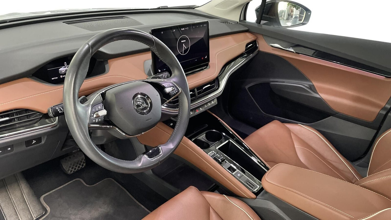 Hvid Skoda Enyaq fra 2023