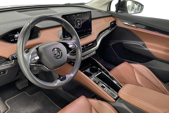 Hvid Skoda Enyaq fra 2023