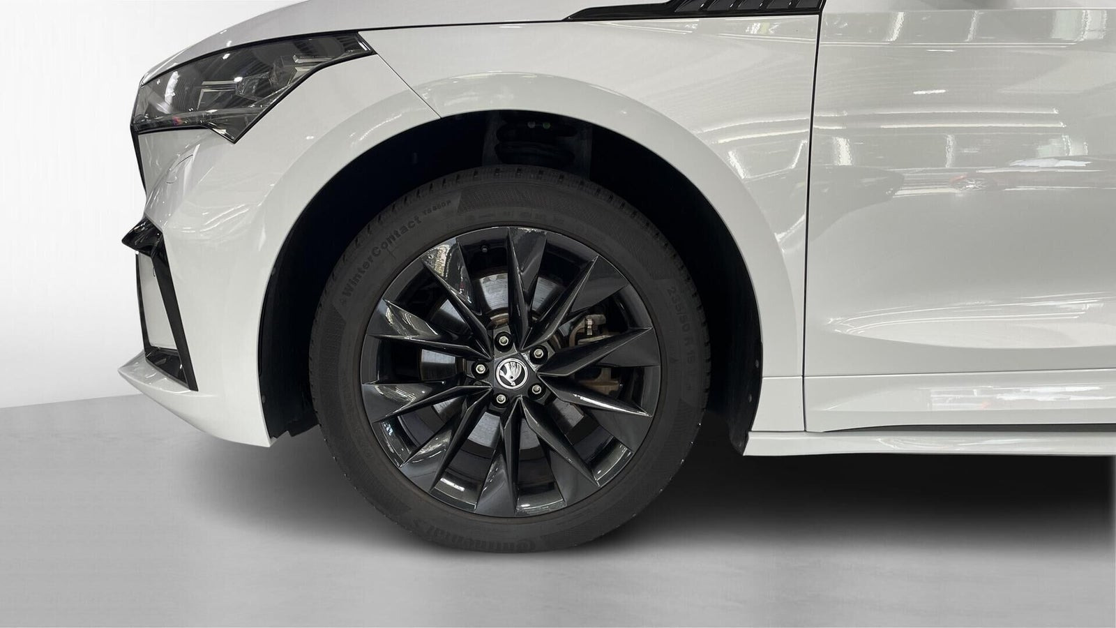 Hvid Skoda Enyaq fra 2023