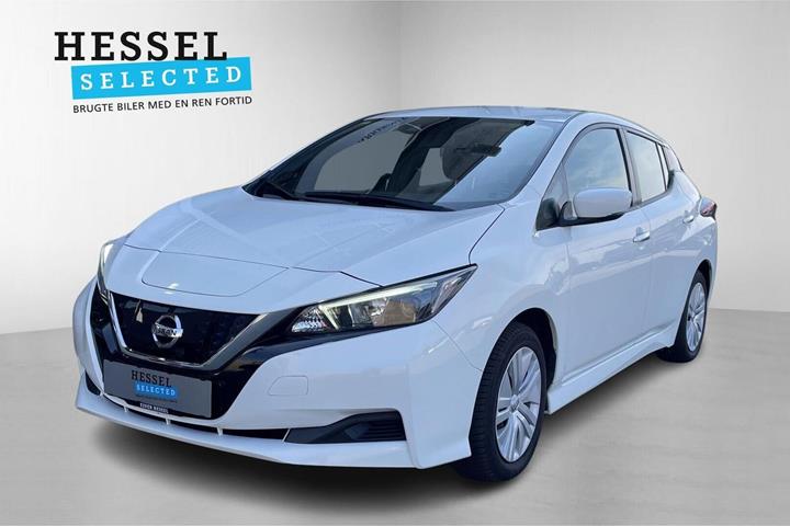 Hvid Nissan Leaf fra 2022 set udefra