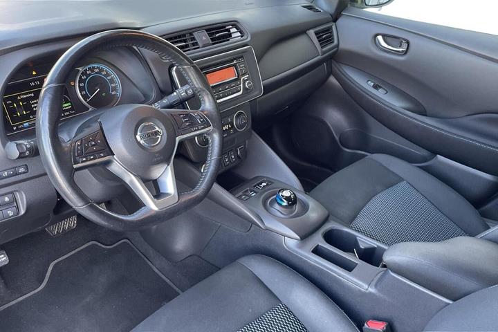 Hvid Nissan Leaf fra 2022