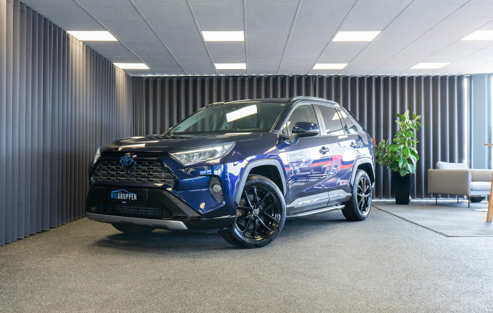 Blå Toyota RAV4 fra 2019