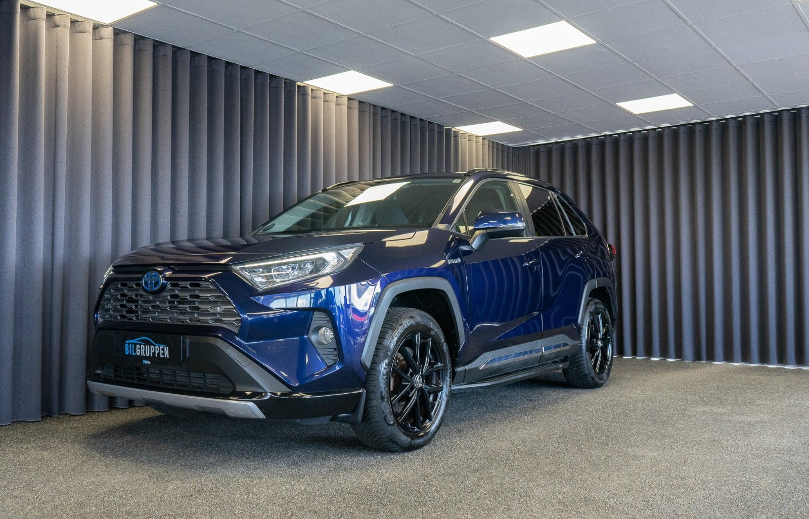 Blå Toyota RAV4 fra 2019