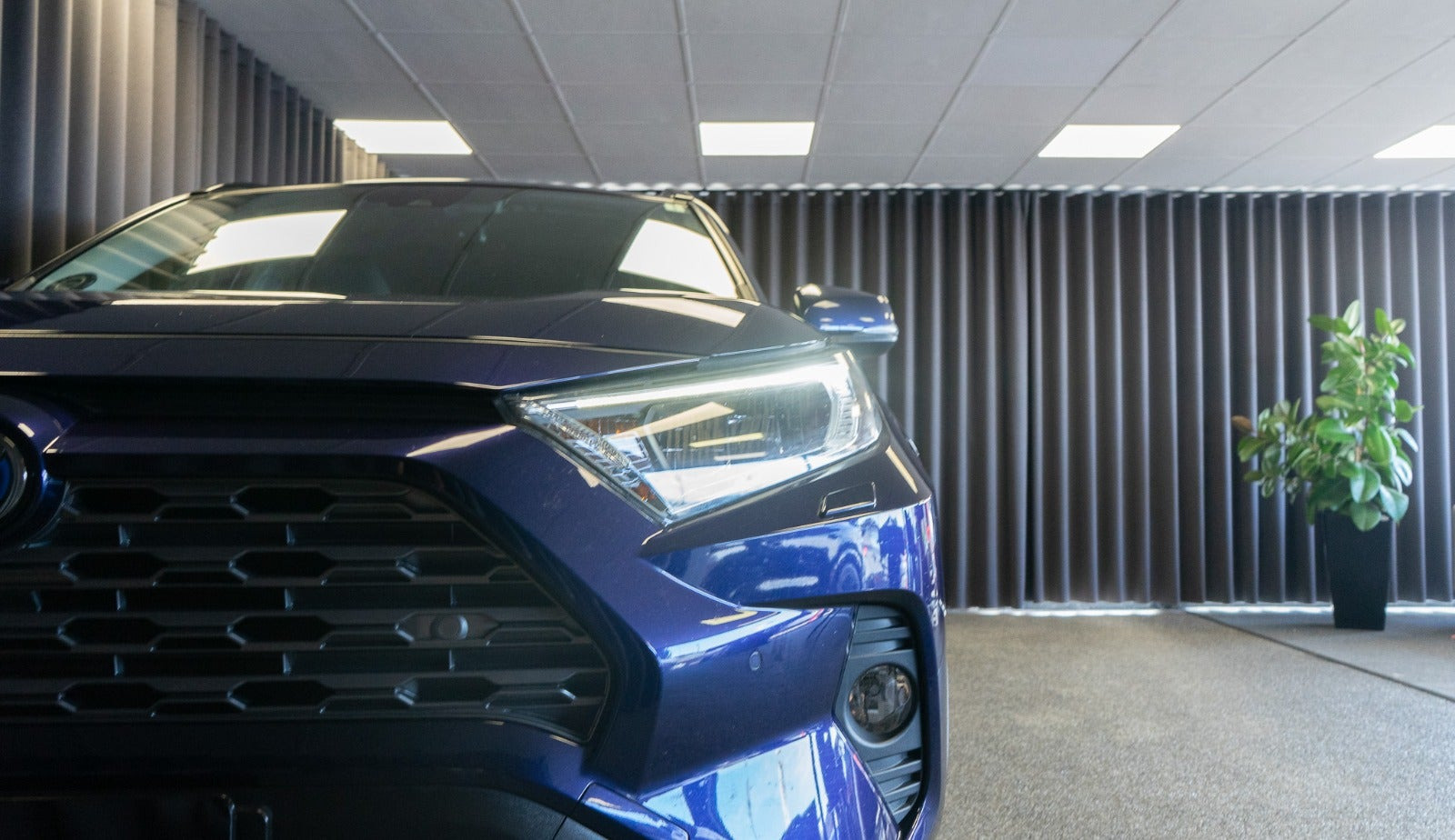 Blå Toyota RAV4 fra 2019