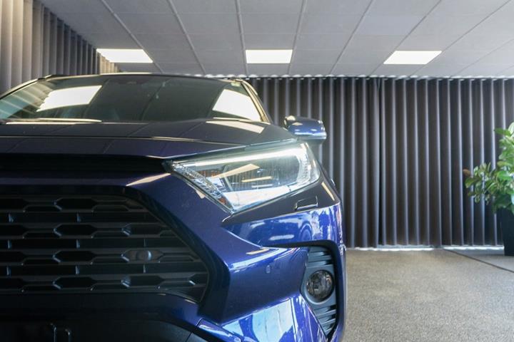 Blå Toyota RAV4 fra 2019