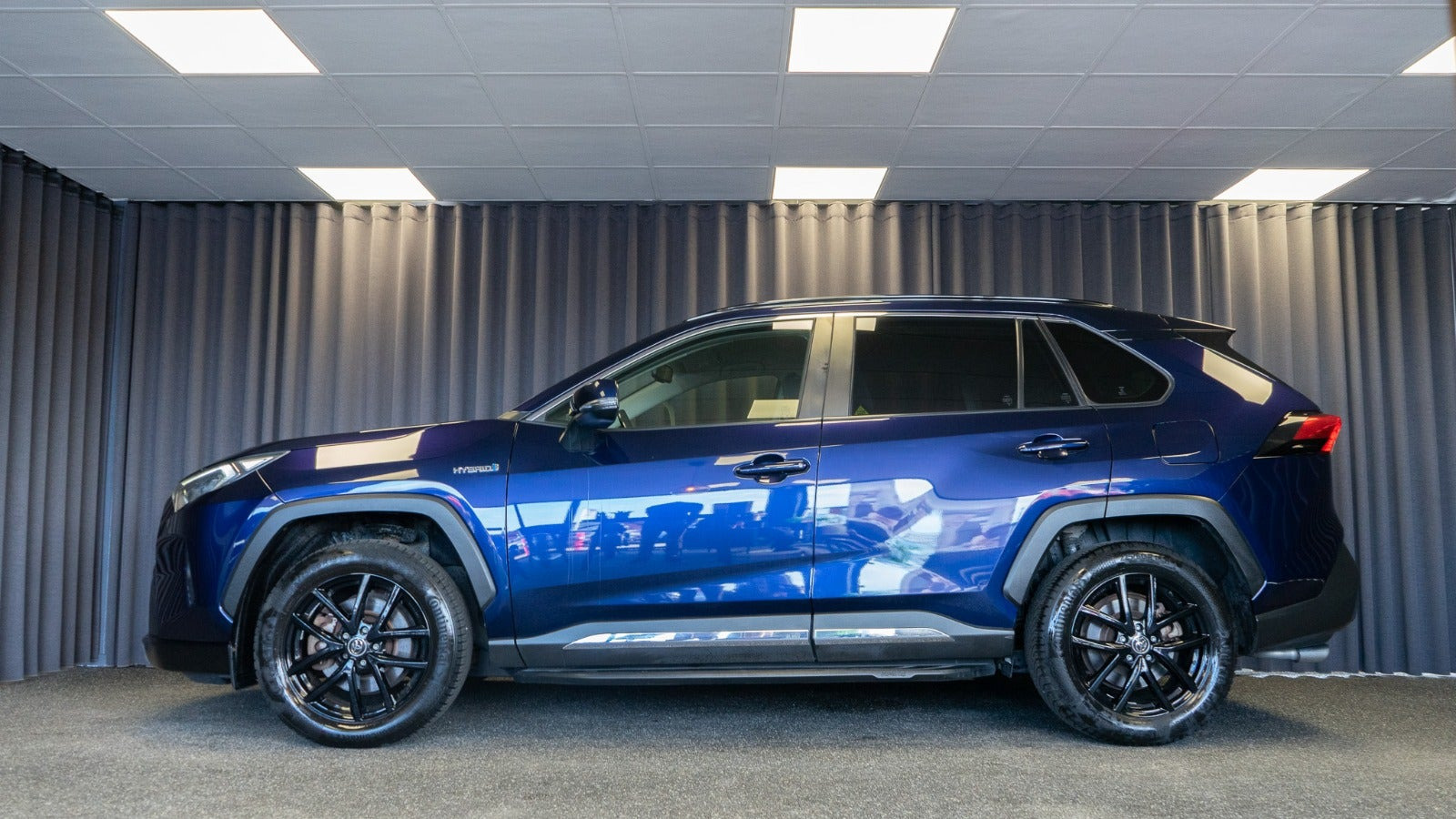 Blå Toyota RAV4 fra 2019