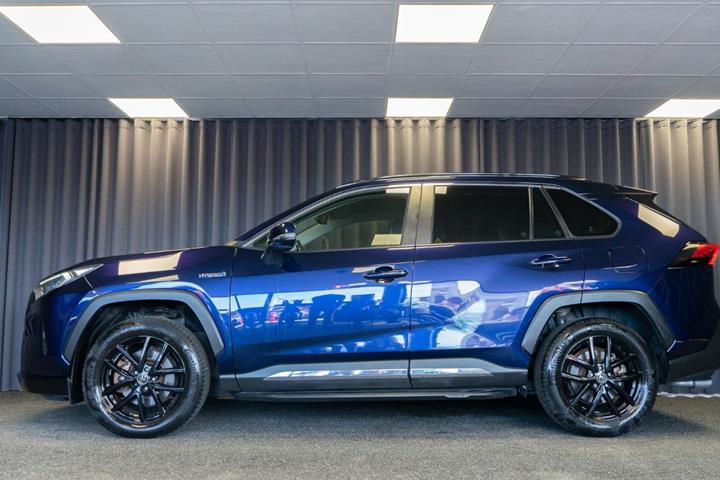 Blå Toyota RAV4 fra 2019