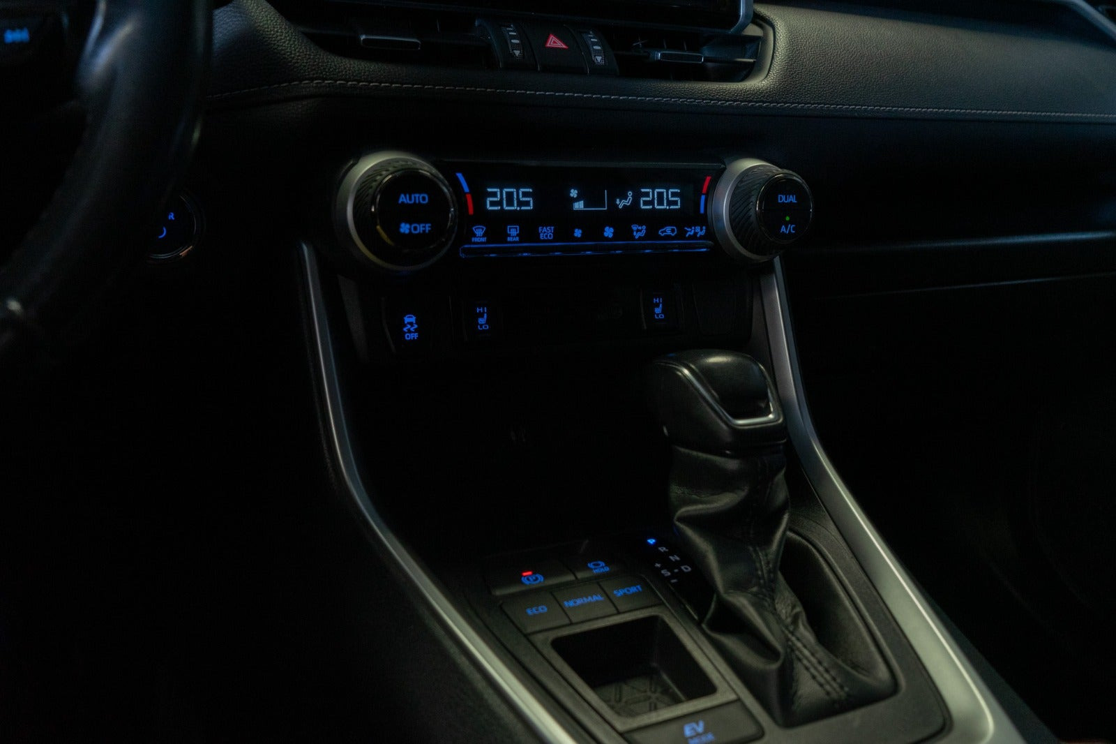 Blå Toyota RAV4 fra 2019
