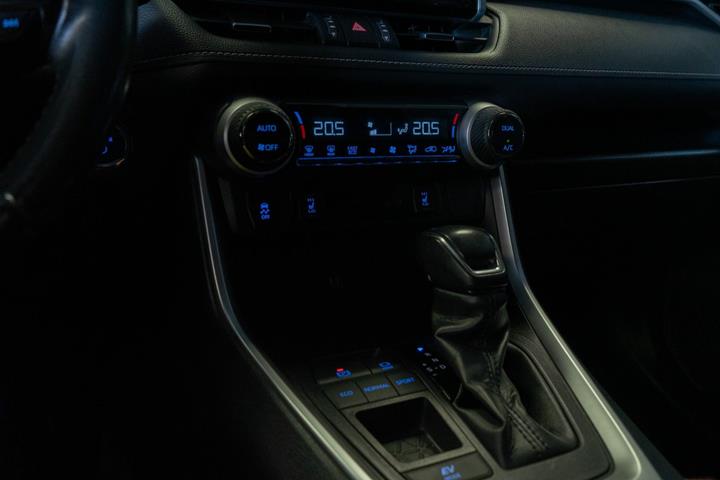 Blå Toyota RAV4 fra 2019
