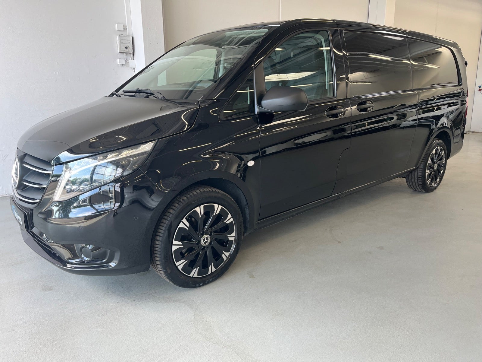 Sort Mercedes Vito 114 fra 2023