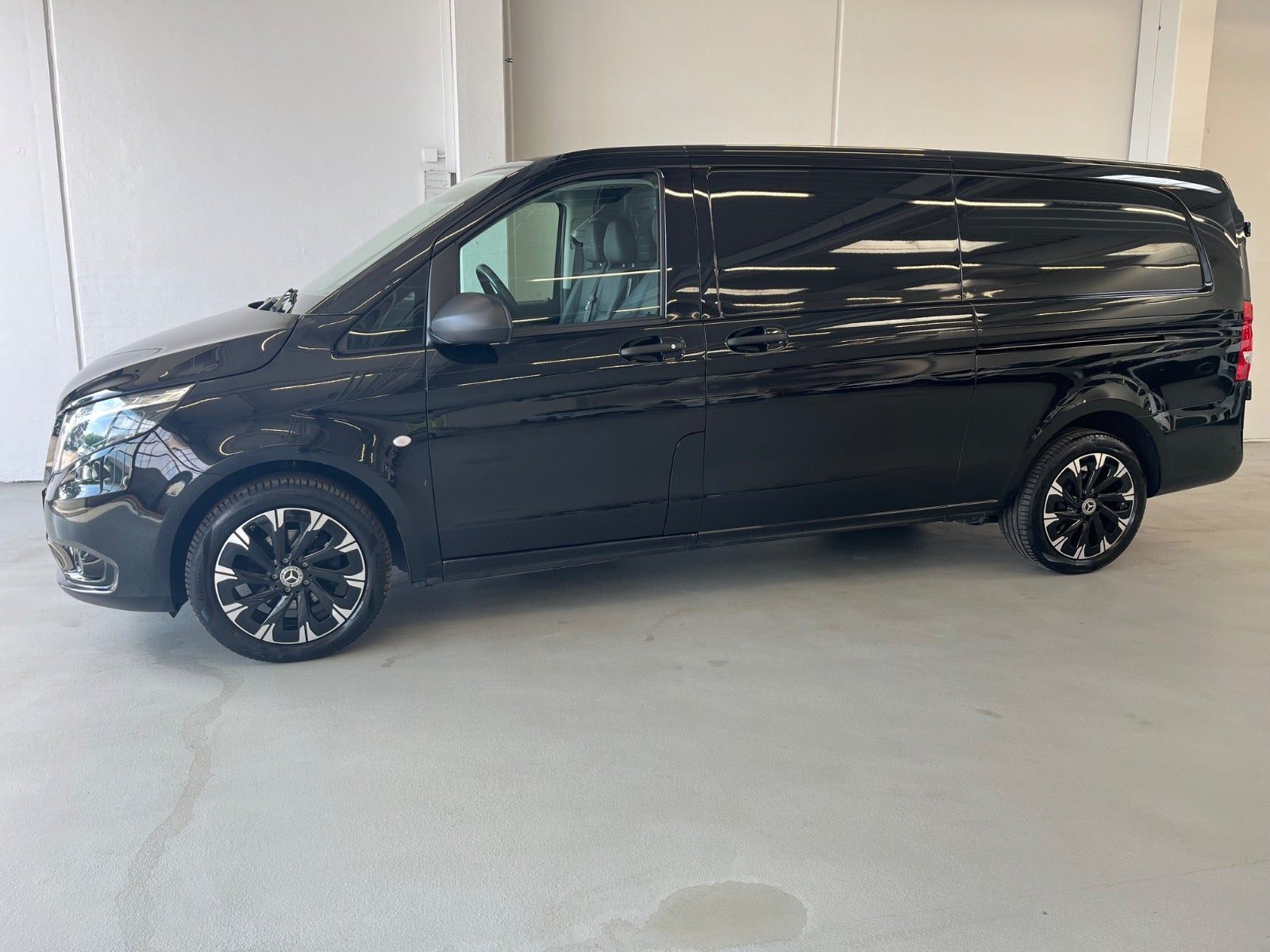 Sort Mercedes Vito 114 fra 2023