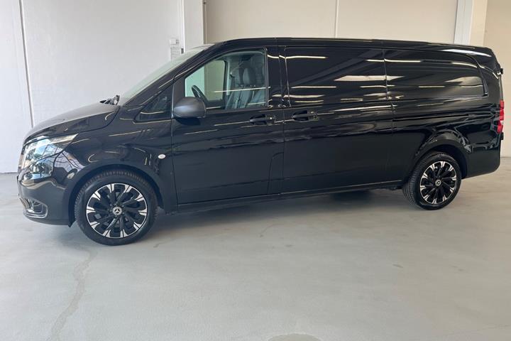 Sort Mercedes Vito 114 fra 2023