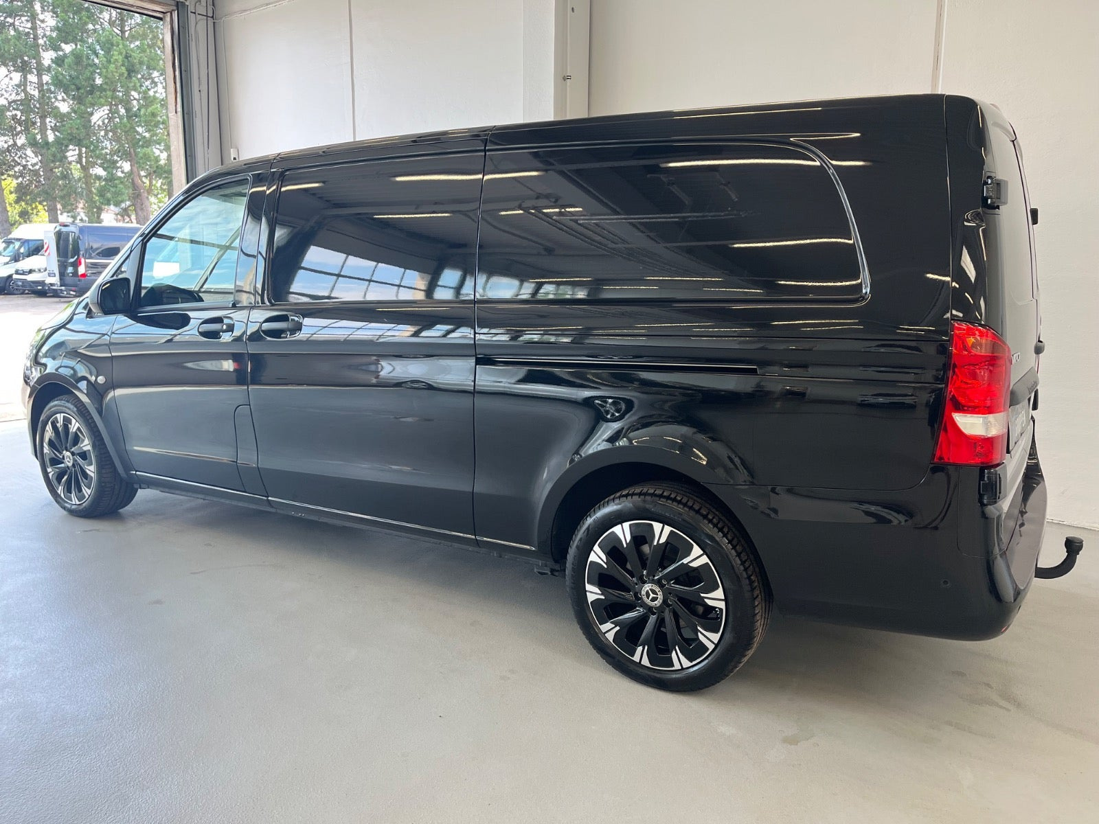 Sort Mercedes Vito 114 fra 2023
