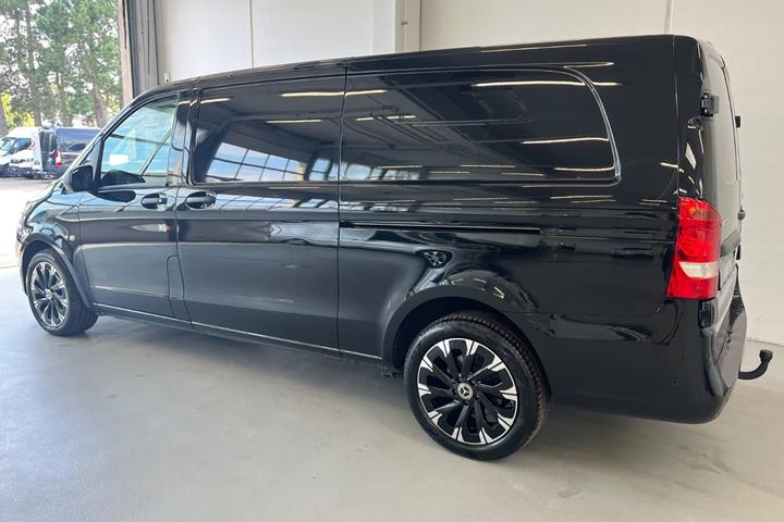 Sort Mercedes Vito 114 fra 2023