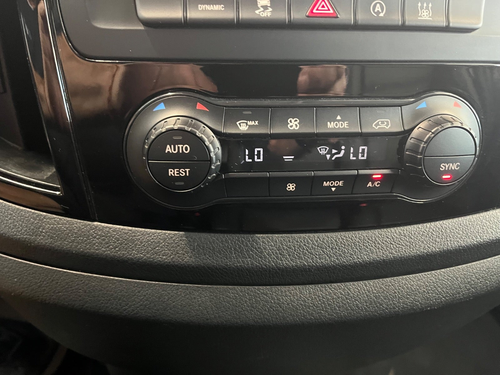 Sort Mercedes Vito 114 fra 2023