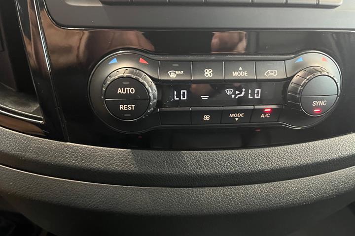 Sort Mercedes Vito 114 fra 2023
